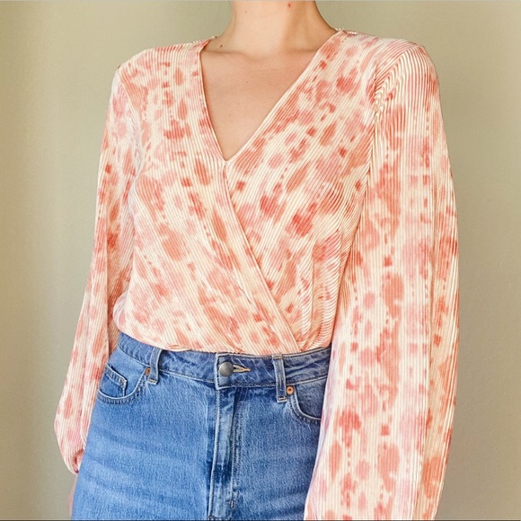 ASTR Cream Pink Textured Long Balloon Sleeve Surplice Bodysuit - Picture 7 of 7